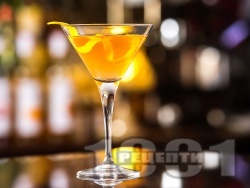 Коктейл Apricot Sour с кайсиево бренди и цитрусови сокове - снимка на рецептата Коктейл Apricot Sour с кайсиево бренди и цитрусови сокове - снимка на рецептата